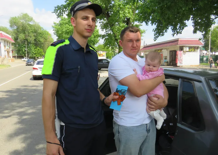 В Кавказском районе сотрудники дорожно-патрульной службы поддержали всероссийскую акцию «Георгиевская ленточка»