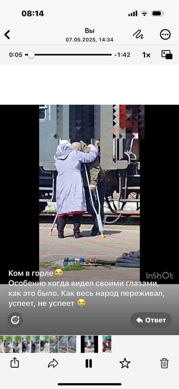 Все произошло настолько стремительно, что не осталось даже фотографий со встречи матери и сына. Только этот скриншот с видео. Чудеса случаются.
