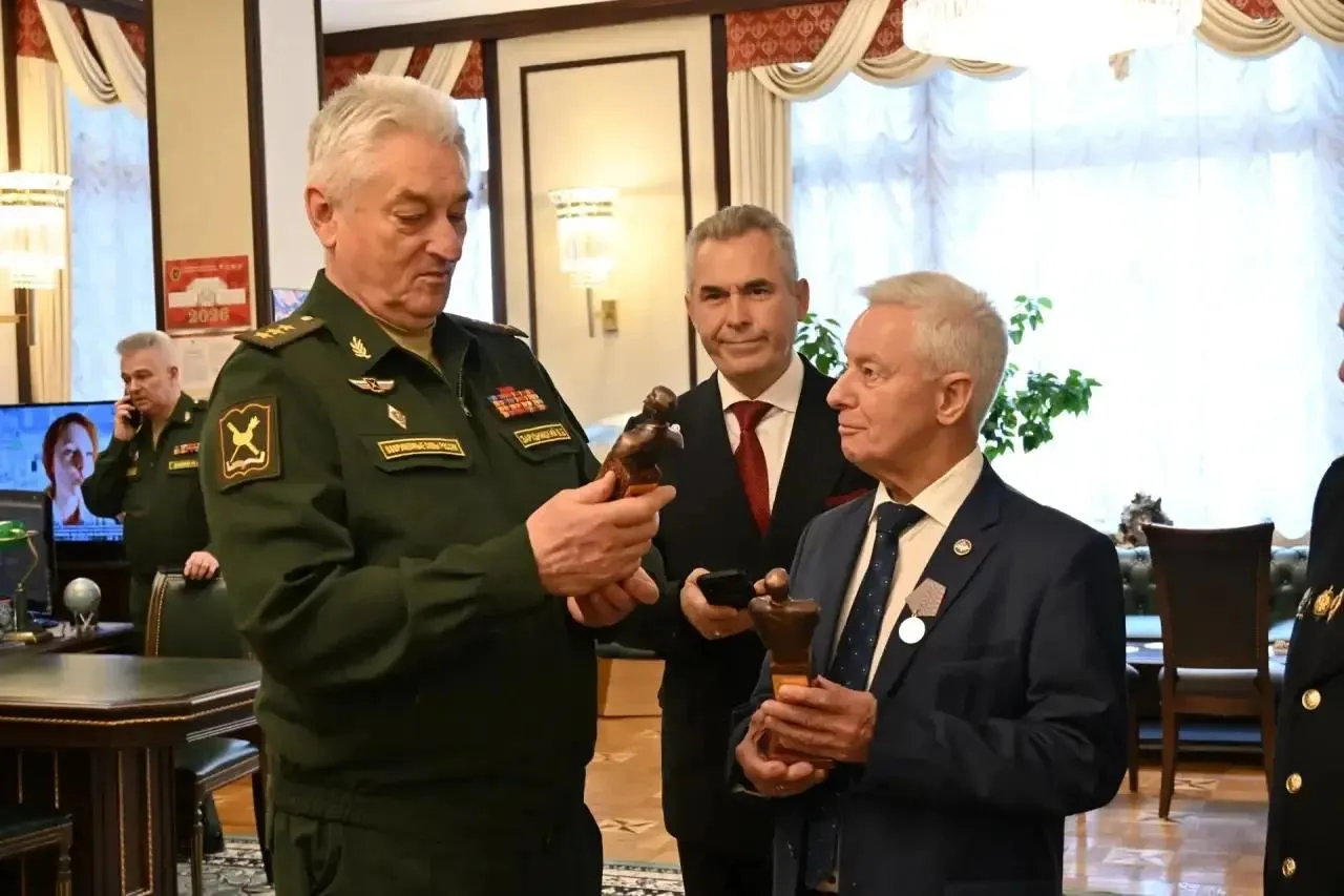 На снимке: Владимир Зарудницкий — генерал-полковник, начальник Академии Генерального штаба ВС РФ, Павел Астахов — российский государственный деятель, адвокат, Михаил Сердюков — руководитель проекта «Аллея Российской Славы».