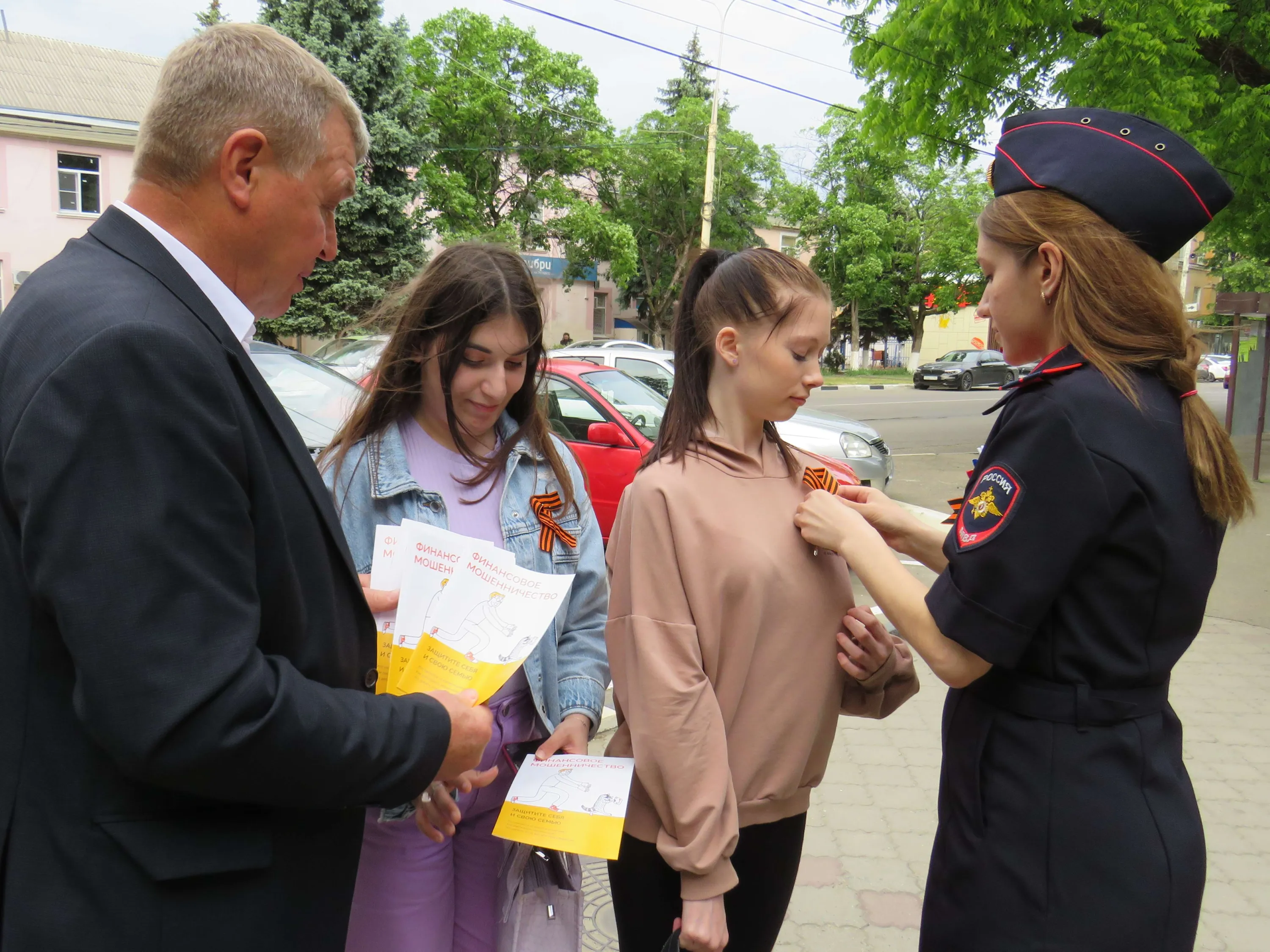 В Кавказском районе полицейские и общественники активно участвуют в  патриотической акции «Георгиевская лента» - Огни Кубани