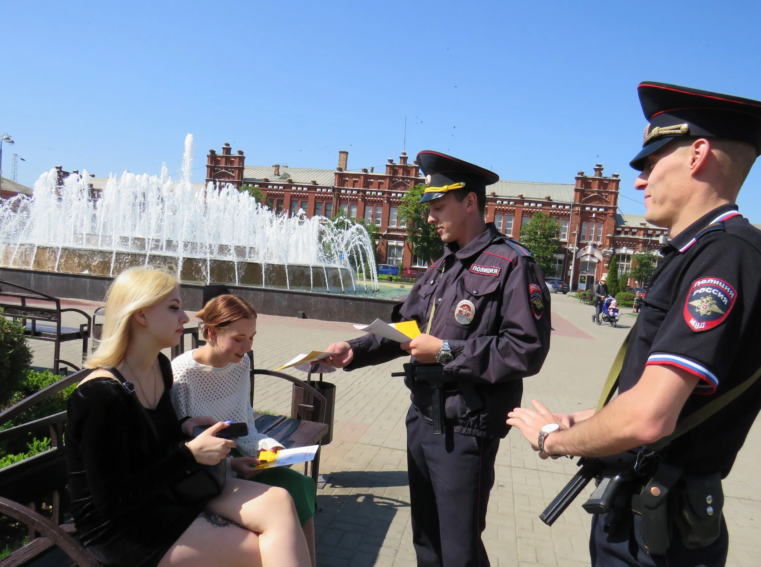 Полицейские провели для жителей города акцию по профилактике мошенничества  с использованием цифровых технологий - Огни Кубани