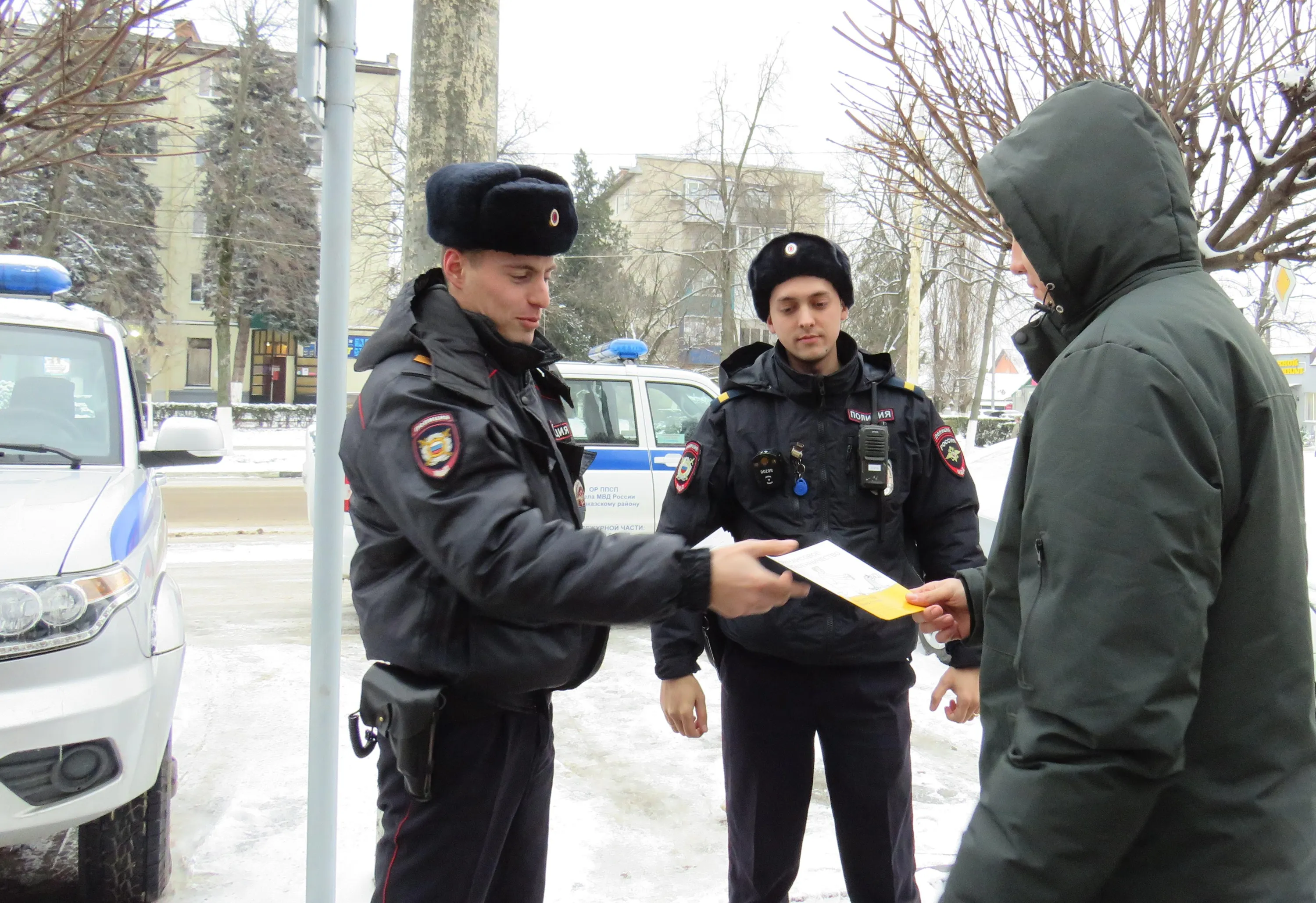 В Кавказском районе полицейские патрульно-постовой службы вручили памятки  участникам акции «Осторожно: кибермошенники!» - Огни Кубани