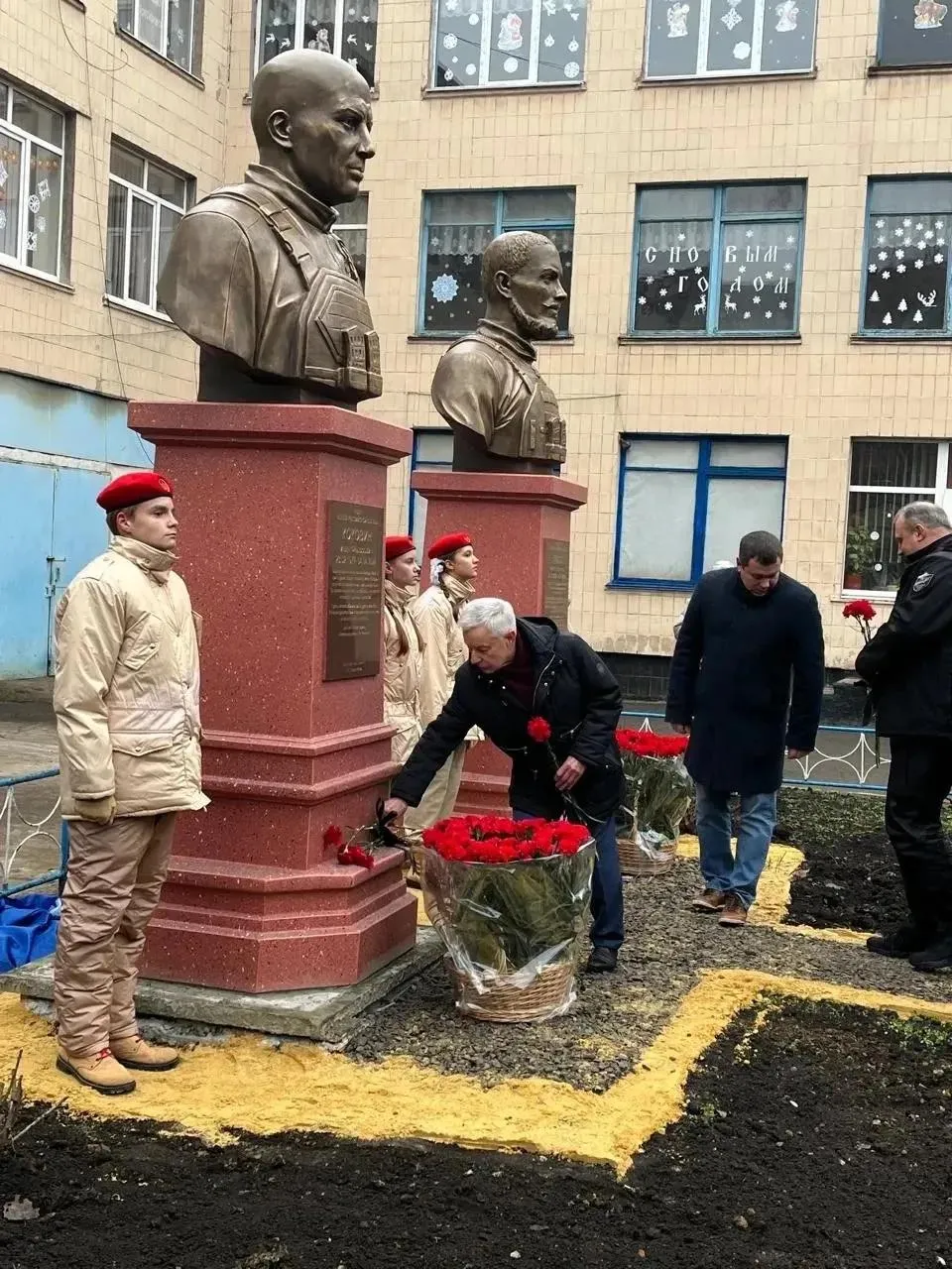 Открытие памятников Ивану Коковину и Майклу Глоссу — героям СВО — в школе №115 г.Донецка. 